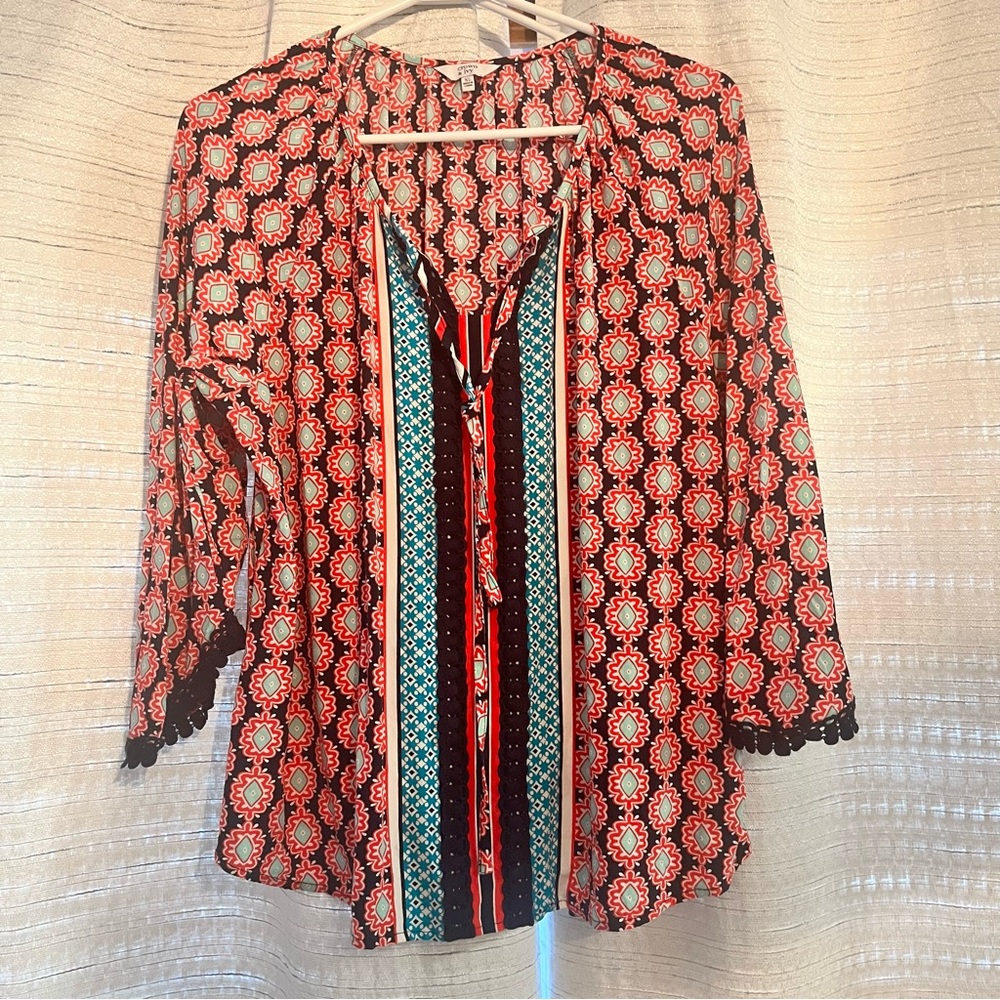 Crown & Ivy Bell Sleeve Blouse Size XL Geometric Slit Neck w Tie Lace Trim
